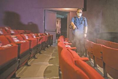 Por ser espacios cerrados, puede haber contagios en teatros