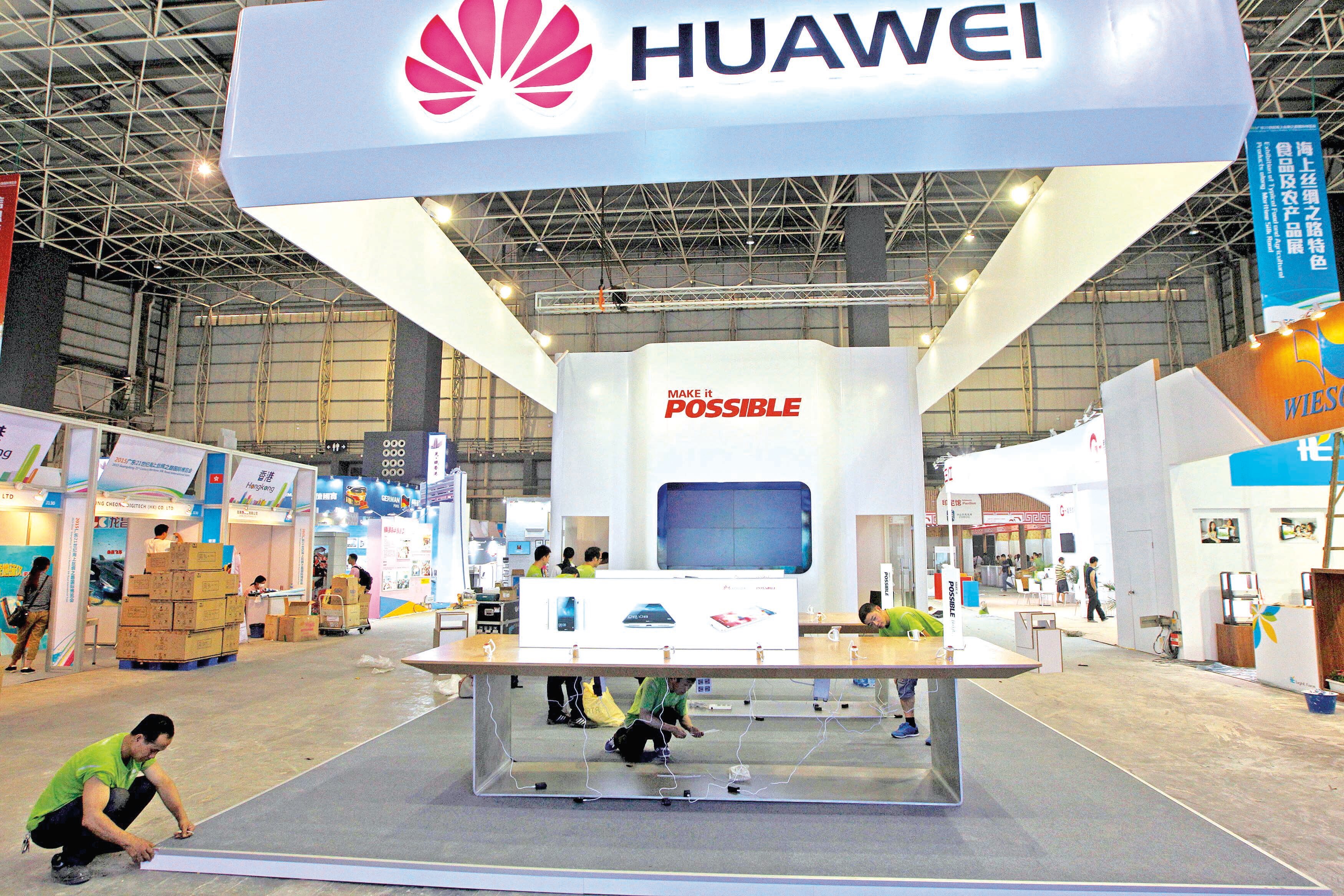 Trabajadores preparan un stand de la empresa Huawei para una exposición en China en imagen de 2015. / Foto:Archivo El Universal