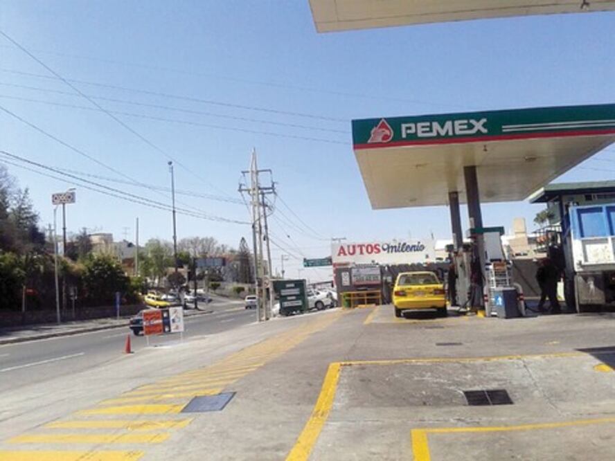 Sujetos con armas asaltan estación de combustible