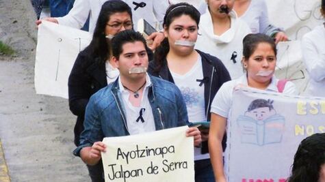Marchan en Jalpan por alumnos de Ayotzinapa
