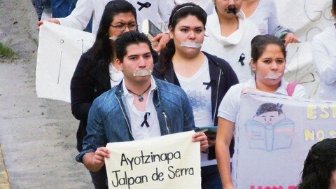 Marchan en Jalpan por alumnos de Ayotzinapa