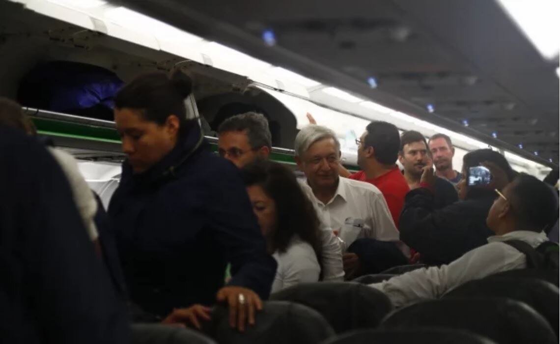 Cómo es la experiencia de viajar en el mismo avión que AMLO