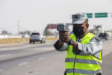 Guardia Nacional ya sanciona por conducir a exceso de velocidad en la autopista México-Querétaro 