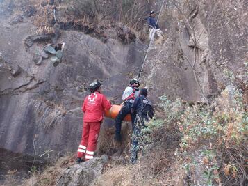 Rescatan a hombre que cayó en una barranca en la comunidad de Yosphi, Amealco