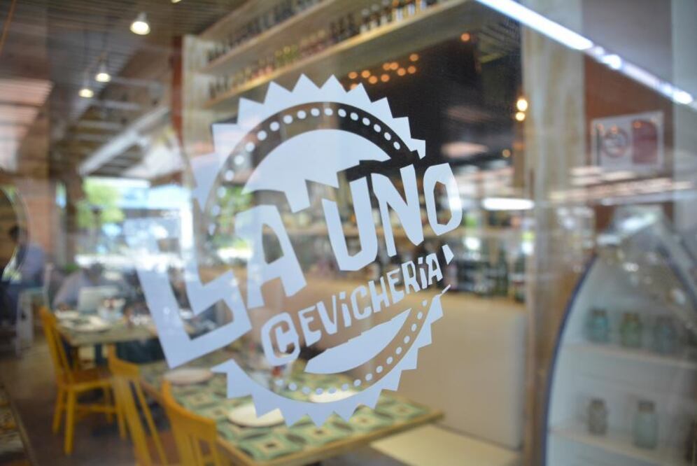 La Uno Cevichería es un concepto fresco traído del Caribe que entre destilados, licores, coctelería y preparados sin alcohol, ofrece más de 40 bebidas.