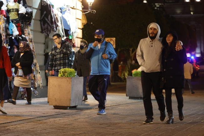 Desempolvan ropa invernal para resistir escalada de frío