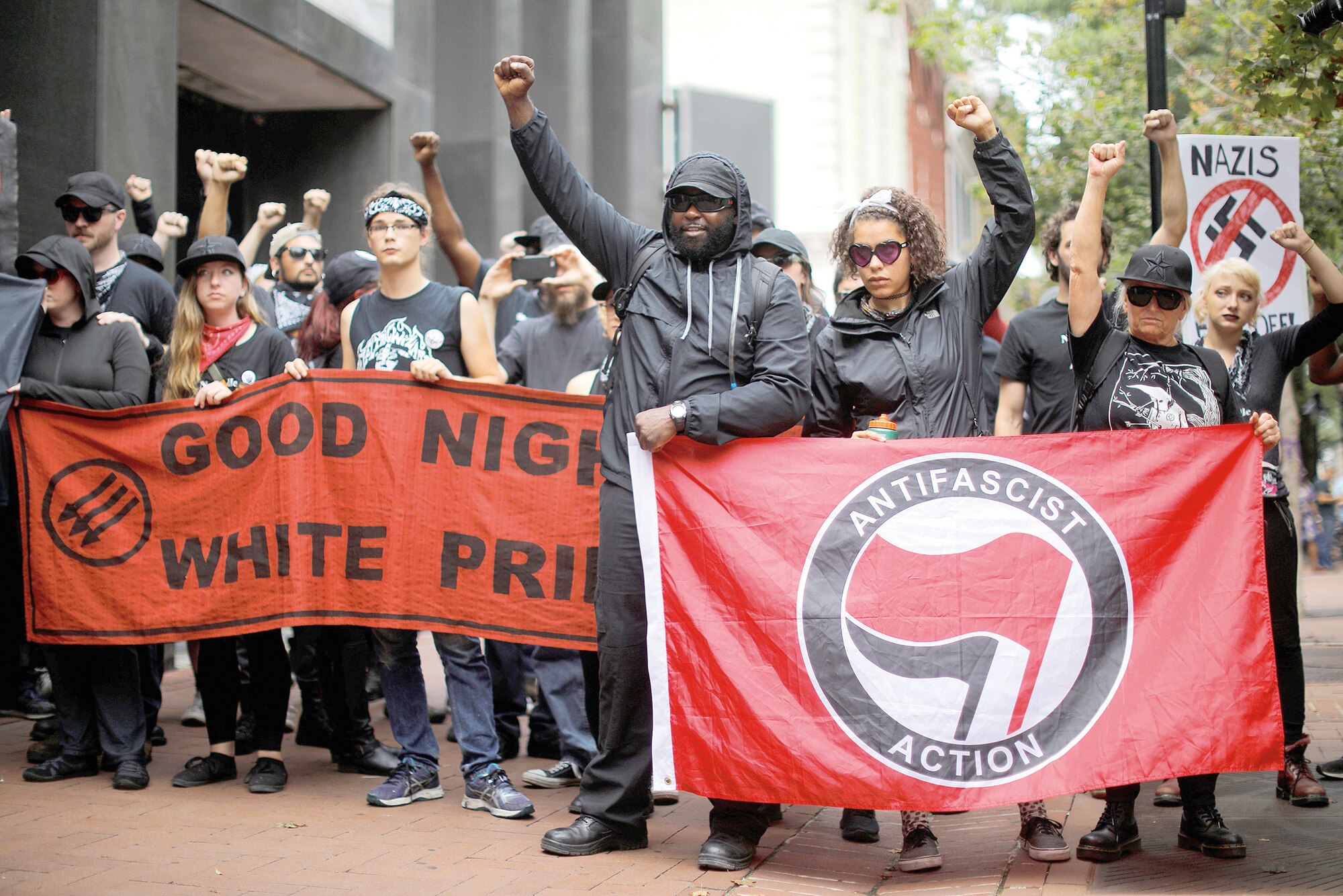 Trump condena racismo, a un año de Charlottesville