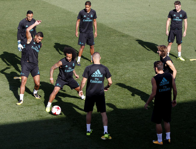 El defensa brasileño Marcelo realizó movimientos en corto, durante la práctica (JAVIER LÓPEZ. EFE)