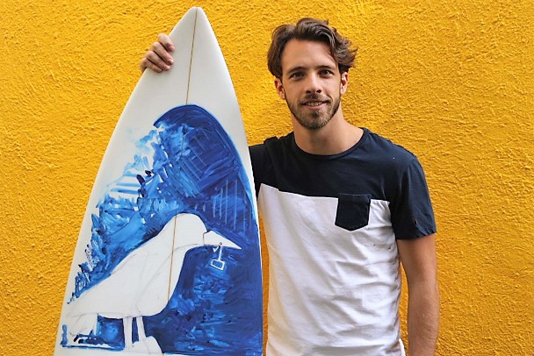 Francisco Diego surfea y pinta