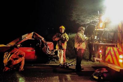 Rescatan a 2 por accidente vial