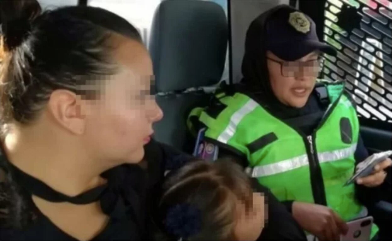 Prohíben a madre acercarse a su hija luego de golpearla afuera de la escuela