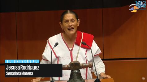 Protesta Jesusa Rodríguez con campana de Dolores en Senado