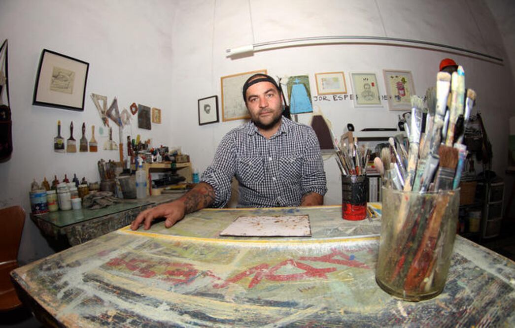 Pintar era un “ca stigo” que Omar disfrutaba cuando era niño. Años más tarde tenía la idea de estudiar diseño gráfico, pero finalmente las artes plásticas lo atraparon. (FOTOS: LUIS SÁNCHEZ. EL UNIVERSAL)