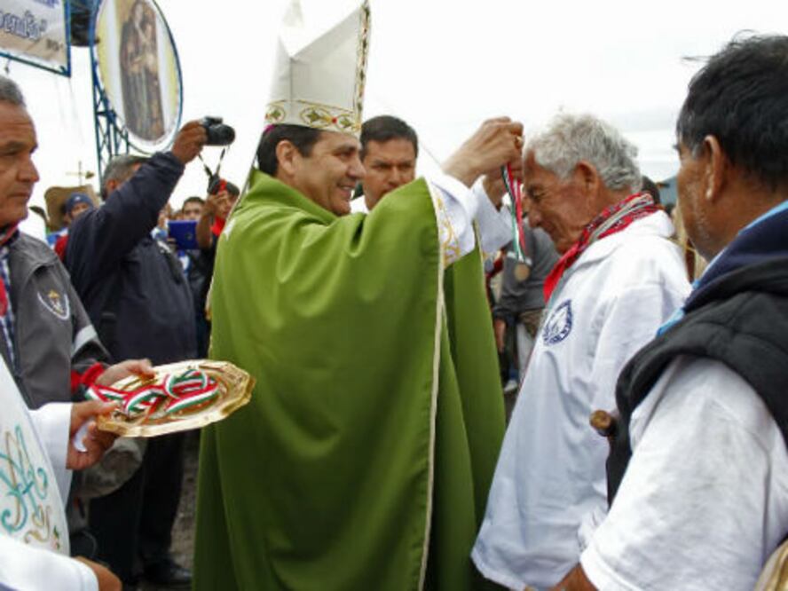 Reciben peregrinos medallas 