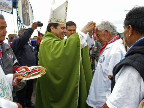 Reciben peregrinos medallas