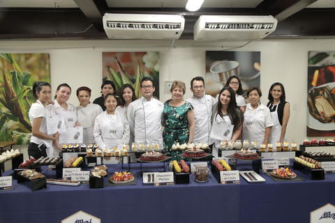 Imparten curso de repostería en IGES  