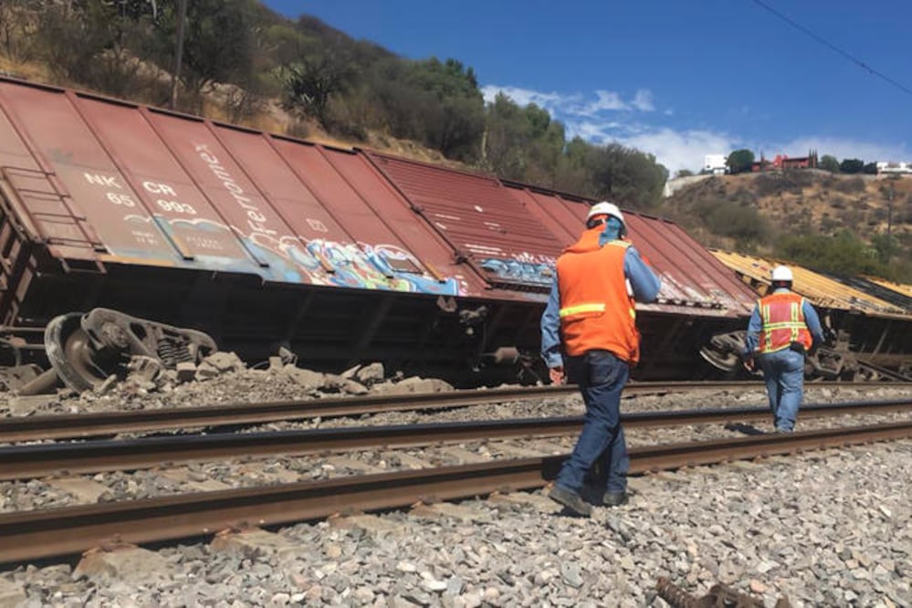 Personal de Ferromex acudió a la zona de la Cañada para reparar las vías afectadas; los vagones no transportaban carga peligrosa por lo que no fue necesario desalojar a los habitantes de la zona. (RAFAEL VIGIL. EL UNIVERSAL)