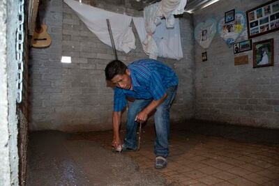 Emanuel recibe apoyo para mejorar su casa