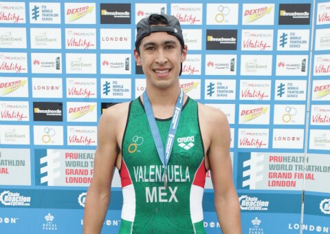 Valenzuela se cuelga bronce histórico