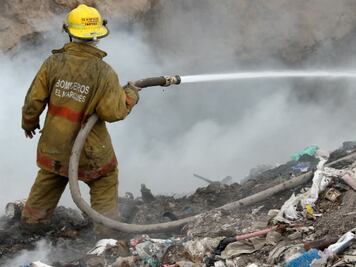 Arde antiguo tiradero en El Marqués