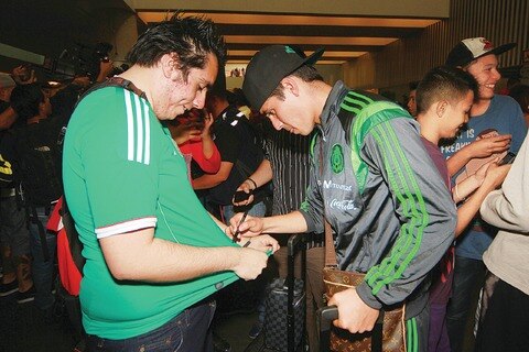 El Tri  provoca caos en el aeropuerto