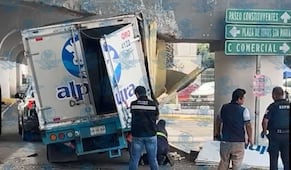 Camioneta de Alpura queda atorada bajo puente junto a Plaza Esfera