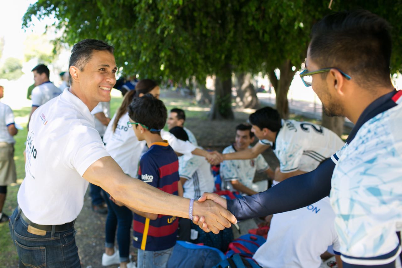 Jóvenes se acercaron al aspirante de la coalición Juntos Haremos Historia para saludarlo y platicar con el candidato. / Foto: Especial