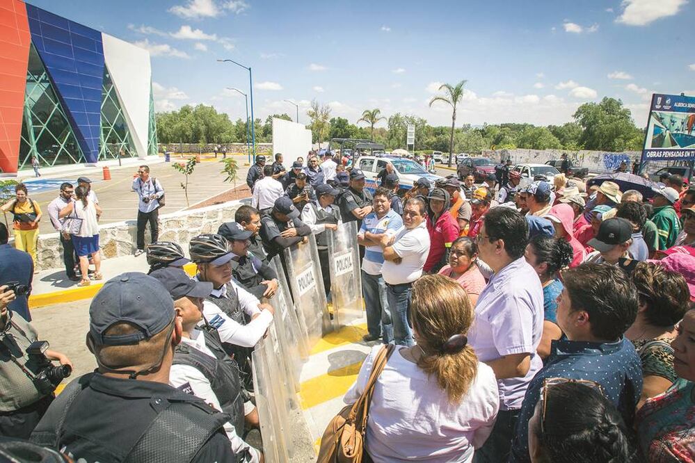 Alrededor de las 11:30 horas los trabajadores del SUTSMSJR se concentraron a las afueras del centro acuático (FOTOS: DEMIAN CHÁVEZ. EL UNIVERSAL)