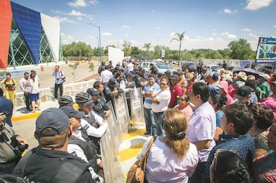 Demandan reinstalación de empleados y servicio médico