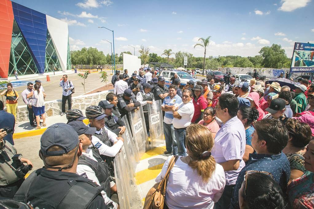Alrededor de las 11:30 horas los trabajadores del SUTSMSJR se concentraron a las afueras del centro acuático (FOTOS: DEMIAN CHÁVEZ. EL UNIVERSAL)