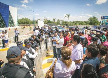 Demandan reinstalación de empleados y servicio médico