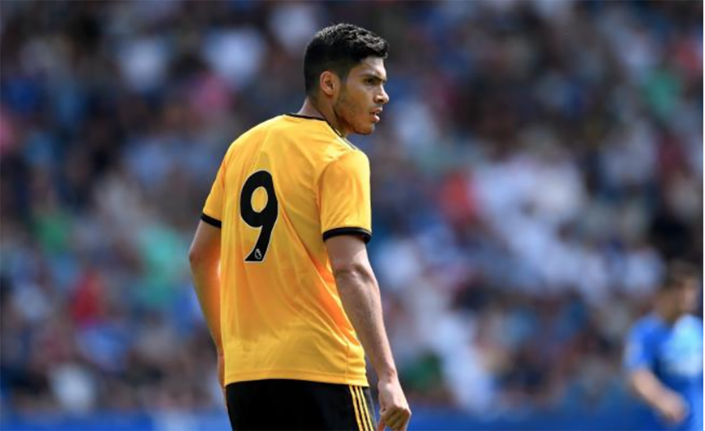Raúl Jiménez falla penal en debut con el Wolverhampton
