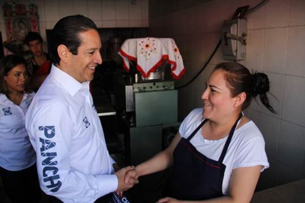 Van casa por casa en busca del voto