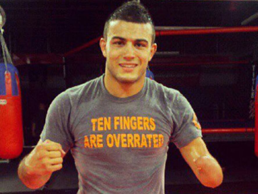 Sin una mano, domina el MMA