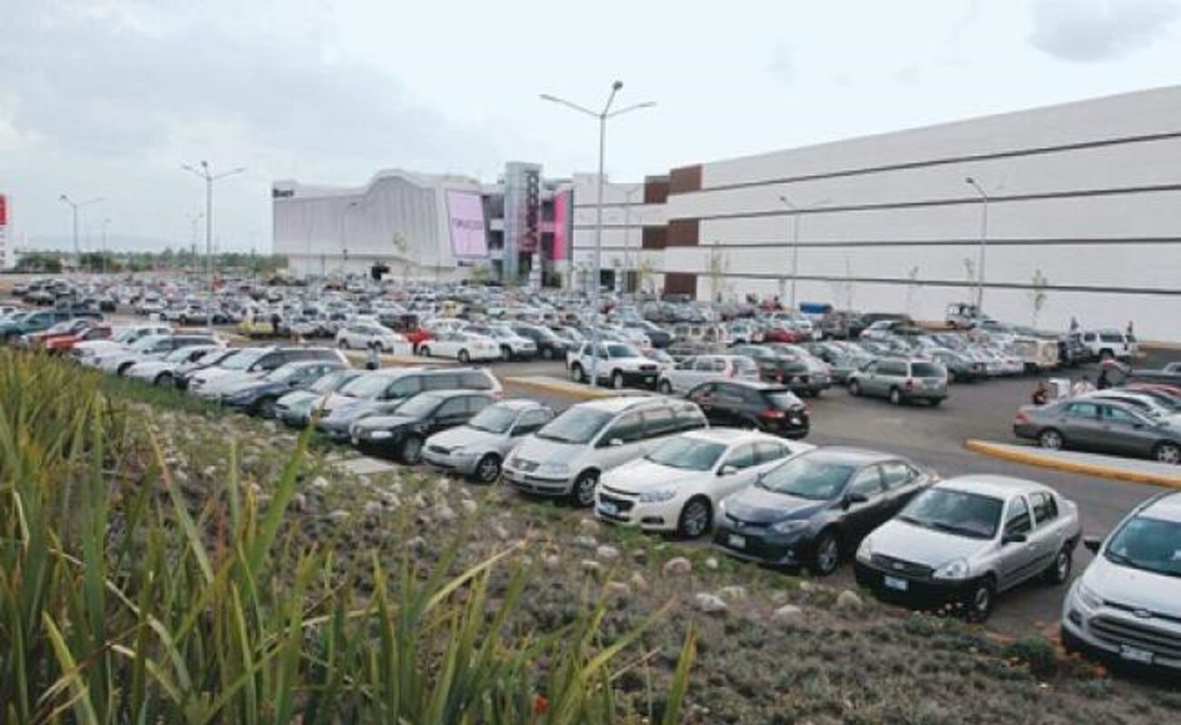 Centros comerciales obligados a dar dos horas de estacionamiento a usuarios