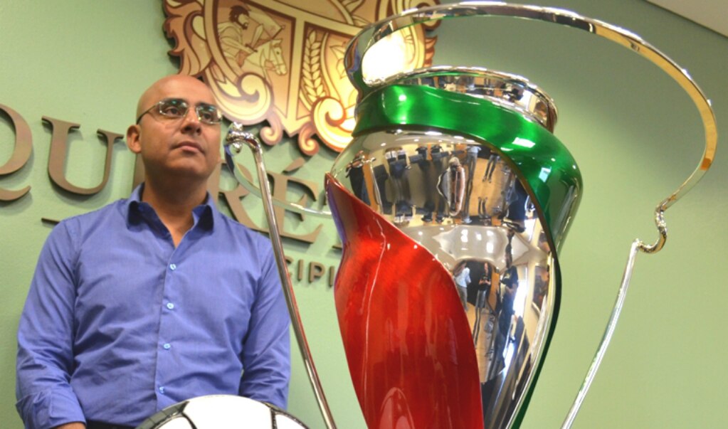 Presentan a público el trofeo de la Copa MX en Plaza Constitución