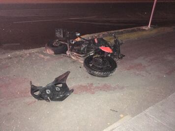 Arde moto tras caída