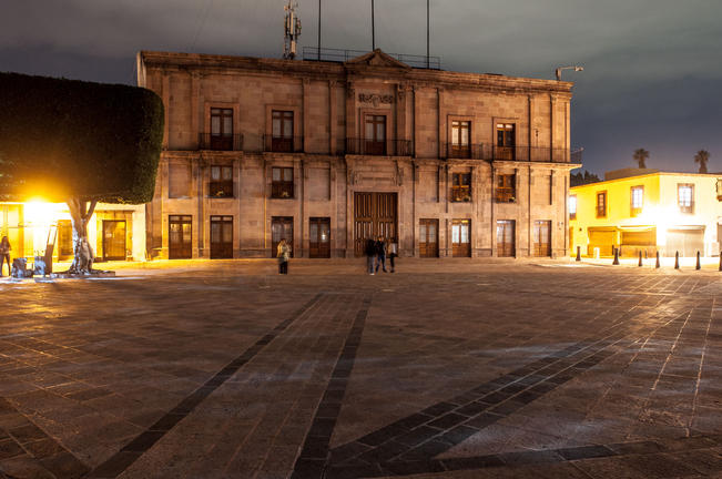 Se queda el centro entre la penumbra