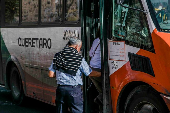 Concesionarios insisten en alza a precio de transporte