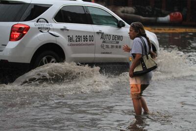Reportan daños por fuertes lluvias en vías de la capital