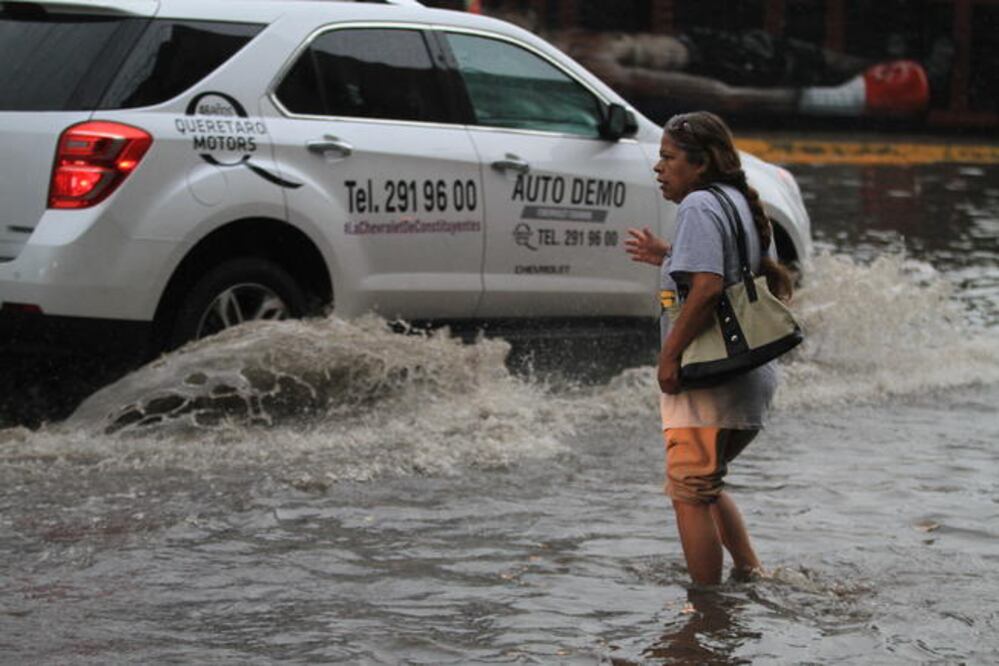 Se registraron encharcamientos en 5 de Febrero y Epigmenio González, se requirió del apoyo de pipas para desazolvar la zona. (CÉSAR GÓMEZ. EL UNIVERSAL)
