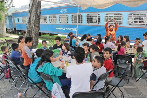 Enseñan a niños a hacer radio