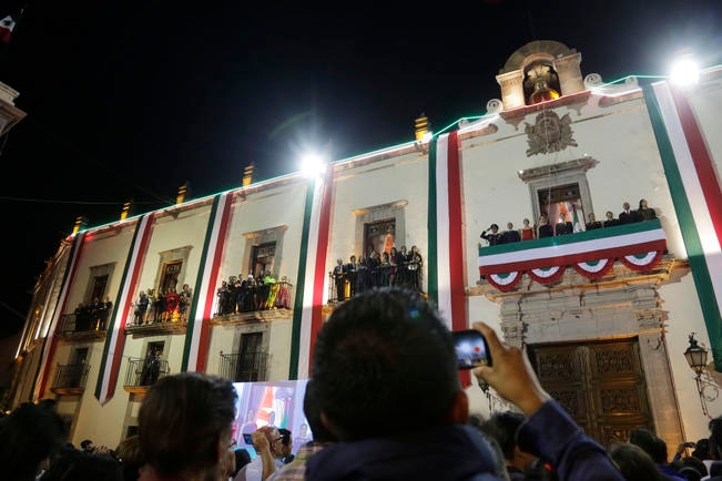 Queretanos, entre risas y música, dan el Grito 