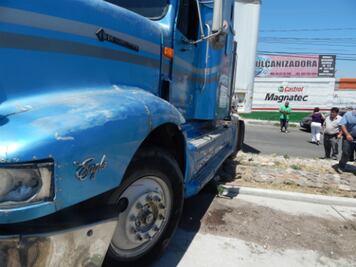 Pipa de Pemex ocasiona accidente