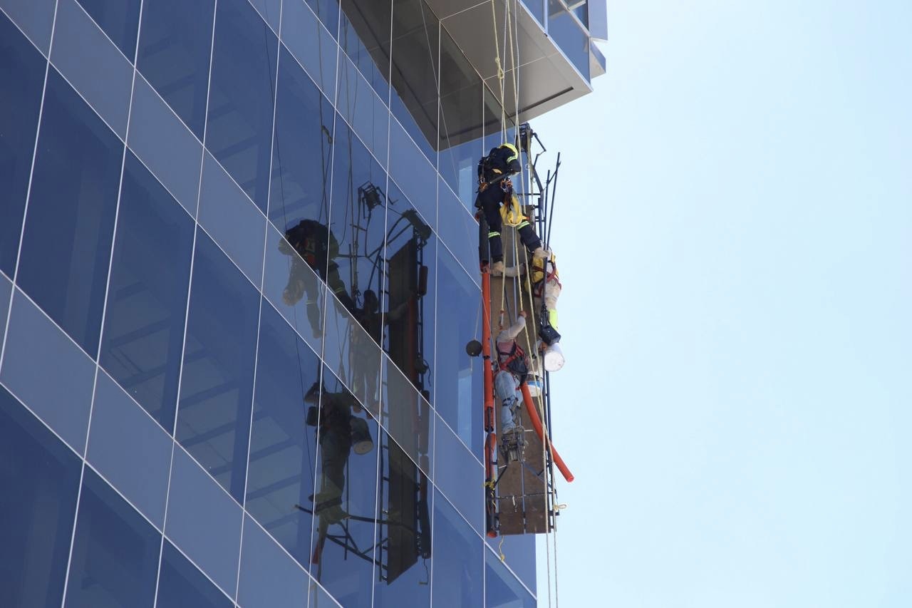 Rescate: quedaron suspendidos en el aire tras colapso de andamio