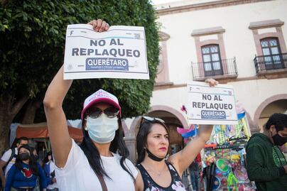 "¡No al reemplacamiento, no al reemplacamiento", protestan en Querétaro