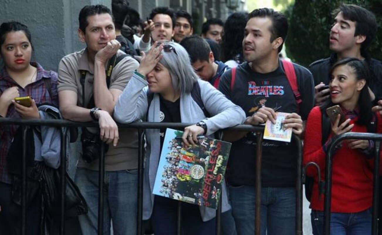 Fans de Paul McCartney aguardan afuera de su hotel