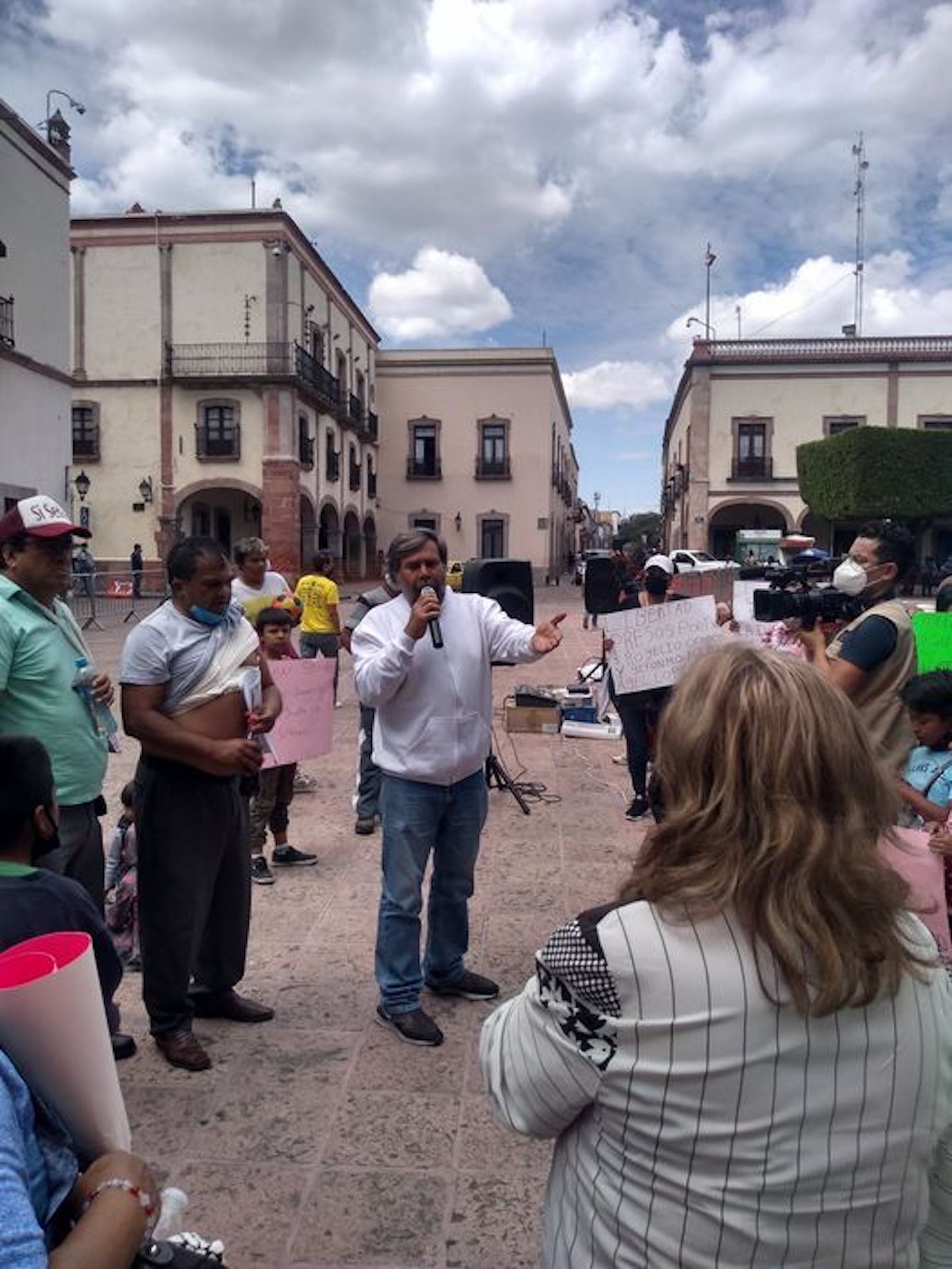 Liberan al profe Jerónimo y a cuatro artesanos; los detuvieron en Plaza de Armas