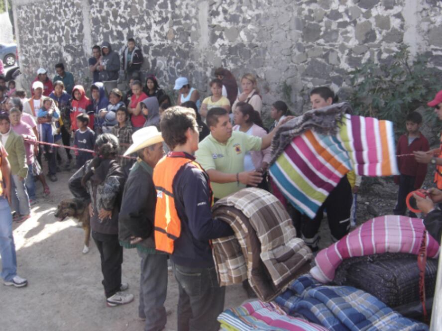 Entregan cobijas en colonias vulnerables
