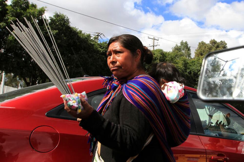 En el Mercado de Abastos de la ciudad de Querétaro, varios vendedores ofrecen desde luces de bengalas hasta artefactos de los “peligrosos”. (GÓMEZ. EL UNIVERSAL)